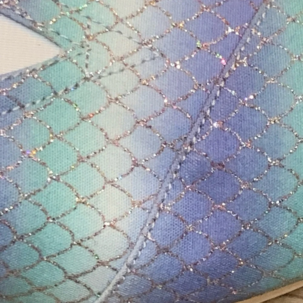 Toms shine iridescent
